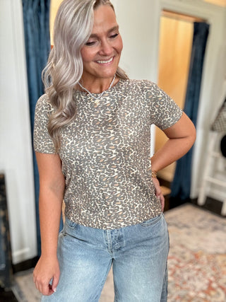 Honey Leopard Short sleeve sweater